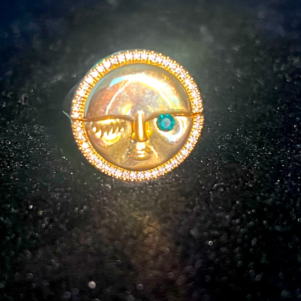 Sun with emerald eye ring.Secret compartment! hide a small “something.”